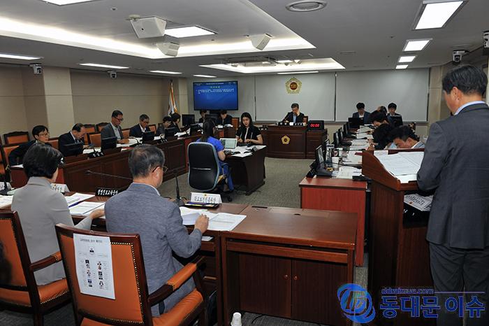 서울시의회 교육위원회 회의 모습
