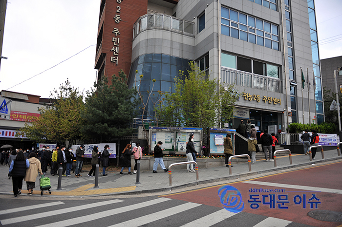 서울 동대문구 전농2동 주민센터에 설치된 사전투표소에 유권자들이 줄을 길게  늘어섰다2020 4 11 