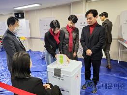 김영우 후보, 부인·딸과 함께 회기동주민센터에서 사전투표 기사 이미지