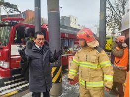 동대문구의회 이태인 의장, 용두동 창고 건물 화재 현장 방문 기사 이미지