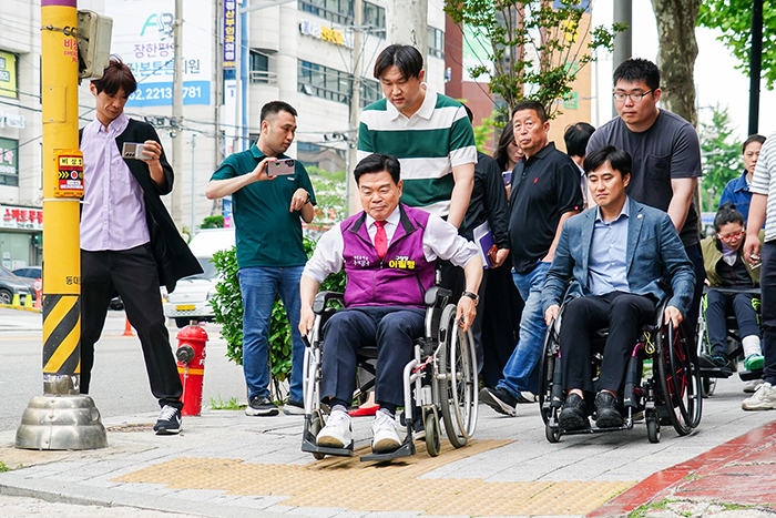 서울 동대문구 이필형 구청장과 직원들이 지하철 5호선 장한평역 2번 출구에서 새날동대문장애인자립생활센터까지 약 400m 구간을 직접 휠체어로 이동하며 불편 사항을 점검했다고 밝혔다이필형 구청장은 직접 휠체어를 타고 이동해보니 장애인들이 일상적으로 겪는 불편이 결코 가볍지 않다는 것을 실감했다라며 장애인들의 이동권과 안전을 위해 통행 불편을 해소할 수 있는 방안을 찾겠다라고 말했다 5월 23일 현재 서울 동대문구 등록 장애인 수는 1만 5079명이다