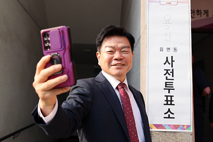 이필형 동대문구청장, 용신동주민센터에서 ‘제21대 대통령 선거’ 사전투표 기사 이미지