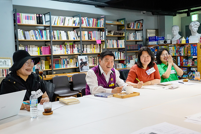 이필형 동대문구청장사진 가운데이 전농2동 독서 동아리 단비 회원들과 이야기를 나누고 있다