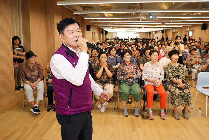 이필형 동대문구청장, 동백꽃노인종합복지관 방문·점검 기사 이미지