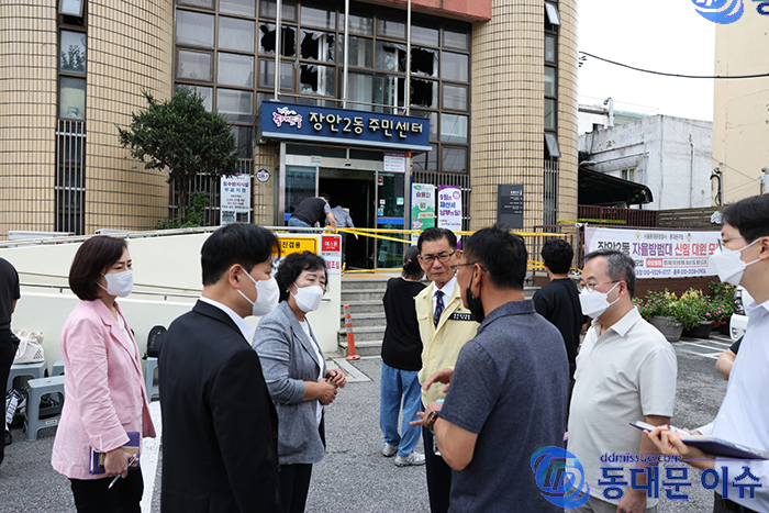 이태인 의장 신복자 시의원 김기현 부구청장 등이 장안2동 주민센터 관계자로부터 화재발생과 관련해 설명을 듣고 있다