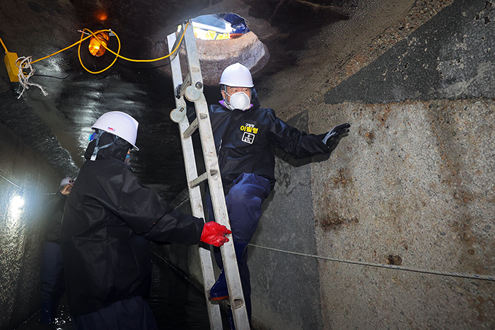 동대문구청장, 지하 하수암거 속으로… "주민 안전 직접 챙긴다” 기사 이미지