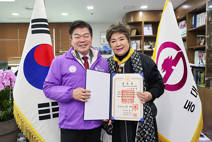 장안1동 김경남 고문, ‘지방자치 발전 유공’ 국민훈장 동백장 수훈 기사 이미지