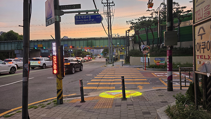 동대문구, AI 기반 교통안전시스템 60여 곳 설치… “보행자 먼저 알려준다” 기사 이미지