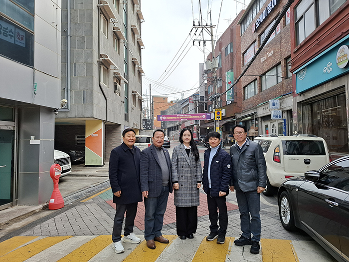 동대문구 문화관광·축제·골목상권 발전방안 연구단체, 설 연휴 맞아 골목상권·전통시장 현장방문 기사 이미지