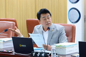 성흠제 서울시의원, 주차장 내 전기차 충전시설, 안전관리 기준 마련 기사 이미지