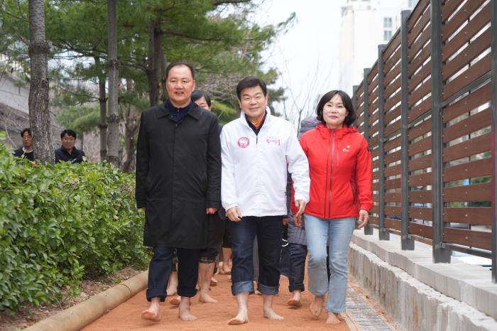 정릉천 ‘맨발 황톳길’ 14일 개장 기사 이미지