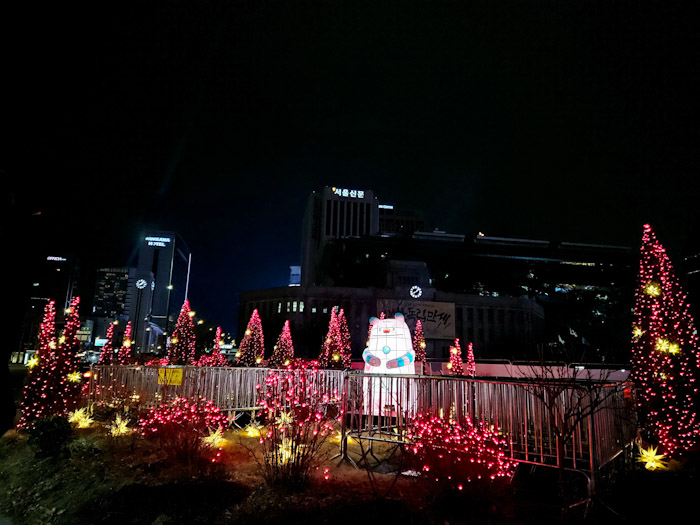 BTS 빛으로 물든 광화문, 봄꽃길과 해치 라이트 가든 기사 이미지