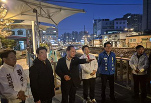 이병윤 서울시의회 교통위원장, 성북천 낙하분수·경관조명 시연식 참석 기사 이미지