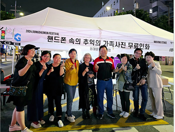 “스마트폰 속 추억, 벚꽃길에서 사진으로 피어나다” 기사 이미지