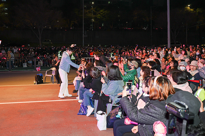 동대문구, ‘2026 트로트×봄꽃축제’ 성황리 개최 기사 이미지