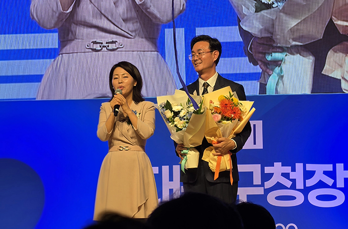 최동민 구청장 부인 이승아 작가가 인사말을 하고 있다최동민 구청장 부인 이승아 작가가 인사말을 하고 있다