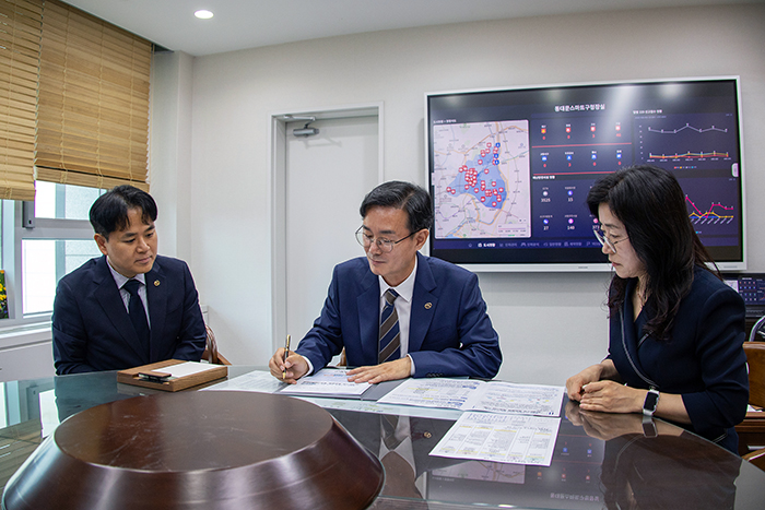 최동민 구청장이 통합돌봄 등과 관련 1호 결재를 하고 있다
