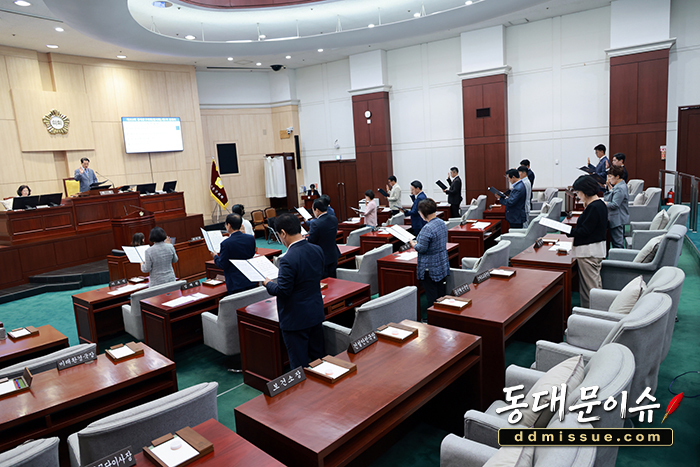  동대문구의회 의원들이 윤리강령을 지킬 것을 선서하고 있다