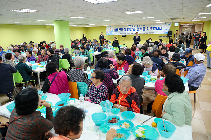 전농2동, 어르신 300여 명 초청 경로잔치…103세 어르신도 함께